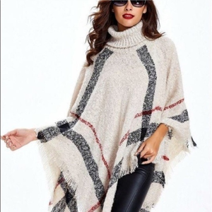 BURGUNDY TURTLENECK  PLAID PONCHO‎
